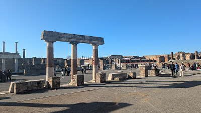 Vue du forum de Pompéi et de sa colonnade en partie préservée
