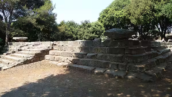 Vestiges du temple dorique dans le forum triangulaire de Pompéi