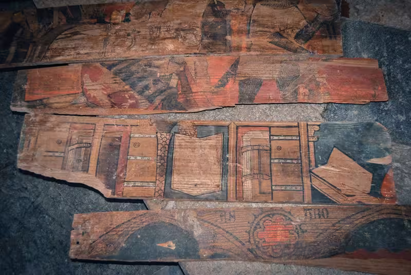 Panneaux polychromes médiévaux retrouvés à Tolède en Espagne