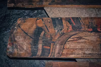 Panneaux polychromes médiévaux retrouvés à Tolède en Espagne