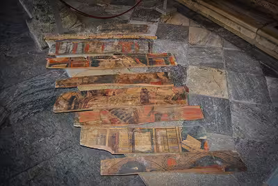 Panneaux polychromes médiévaux retrouvés à Tolède en Espagne