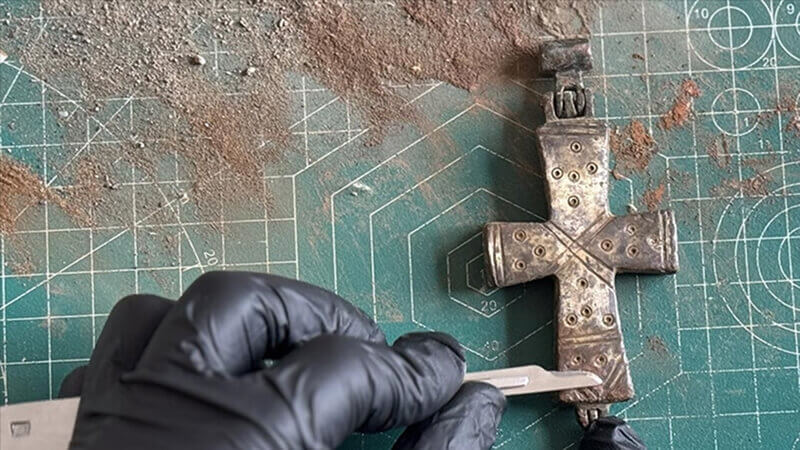 Croix-reliquaire byzantine en bronze, découverte archéologique à Lystra