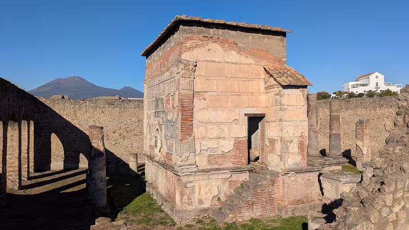 Vue du temple d'Isis à Pompéi, avec le Vésuve en fond.