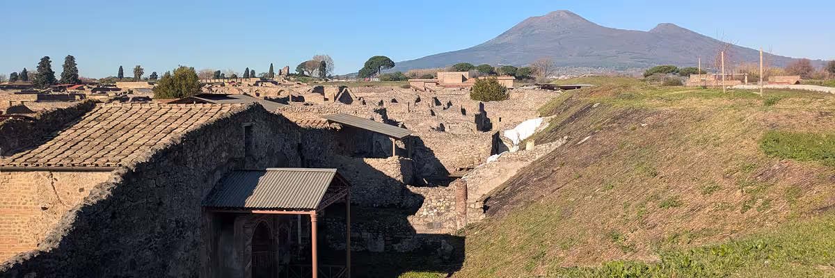 Vue partielle des ruines de Pompéi et des zones non fouillées