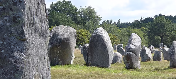 Site mégalithique de Carnac, vue de l'alignement de menhirs de Ménec