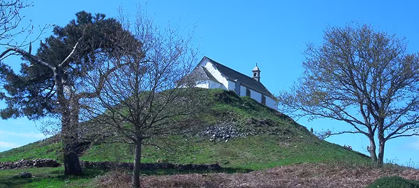 Site mégalithique de Carnac, vue du tumulus et de la chapelle Saint-Michel