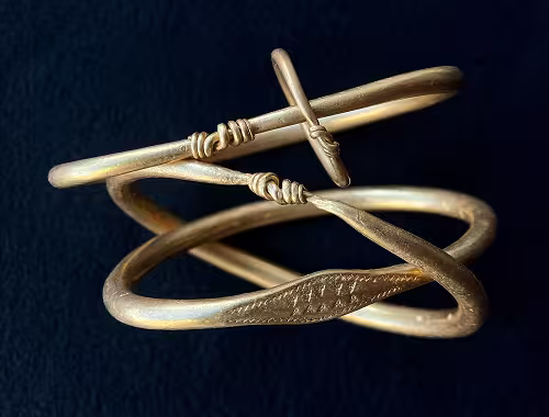 Exceptionnel trésor viking d'anneaux de bras en or découvert à Rold, au Danemark
