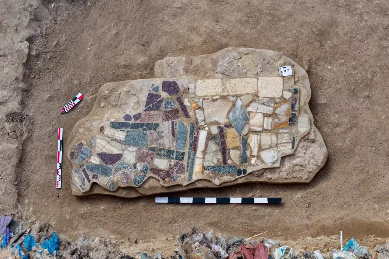 Ruines de bains ptolémaïques et d'une villa romaine mis au jour à Alexandrie, fragments de mosaïque