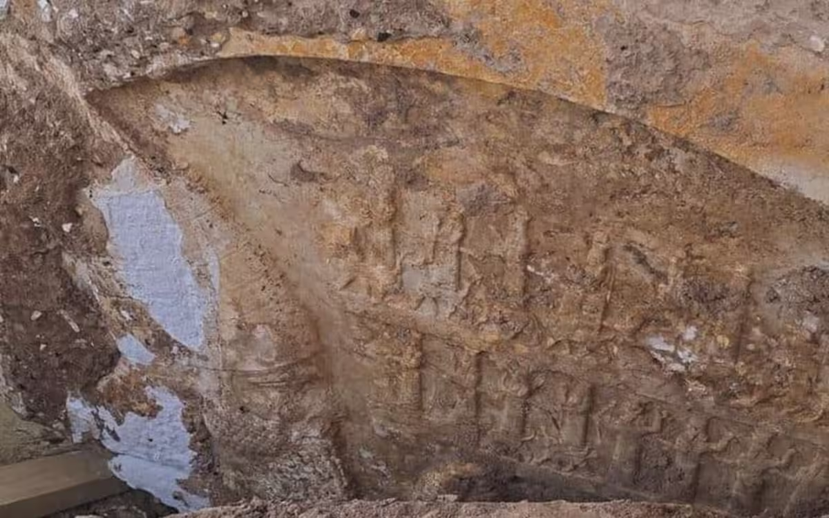Gros plan de la stèle assyrienne du roi Assurbanipal découverte à Bab Shamash, dans l'ancienne capitale néo-assyrienne de Ninive, à Mossoul