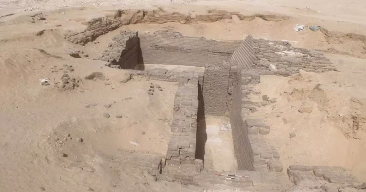 Vue de la première tombe thinite de Jabal al-Tair, s'amincissant de la base vers le sommet