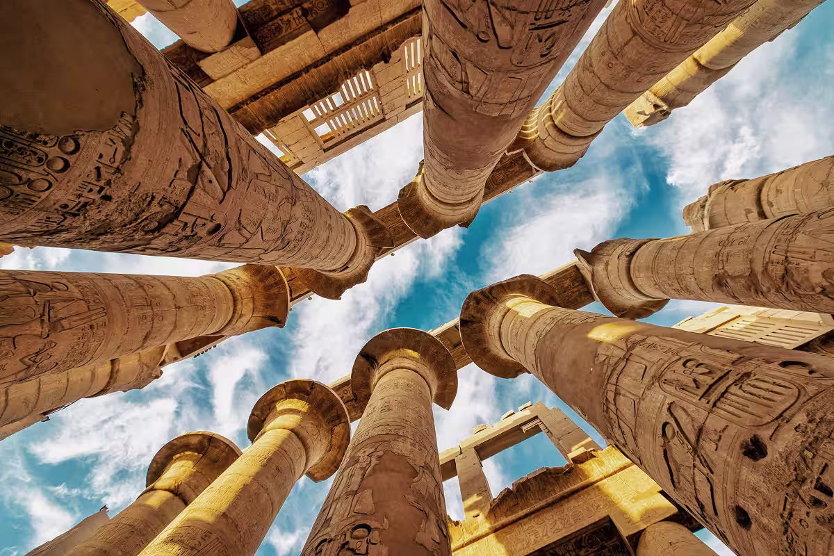 Salle hypostyle du temple de Karnak, sanctuaire du dieu Amon-Râ et ses hautes colonnes