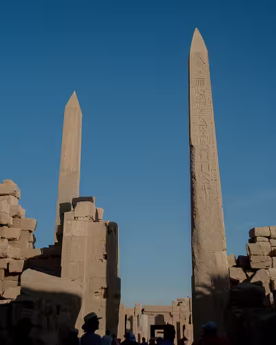 Deux obélisques dans le temple de Karnak en Egypte