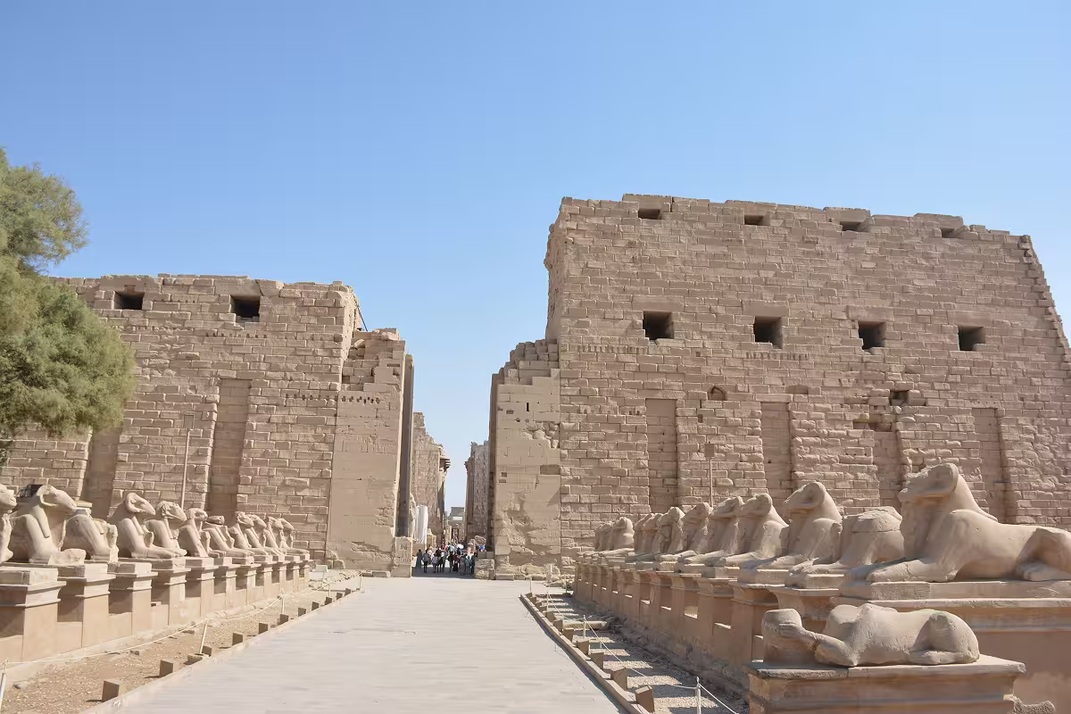 Pylones d'entrée du temple de Karnak, sanctuaire du dieu Amon-Râ, et son allée des sphinxs