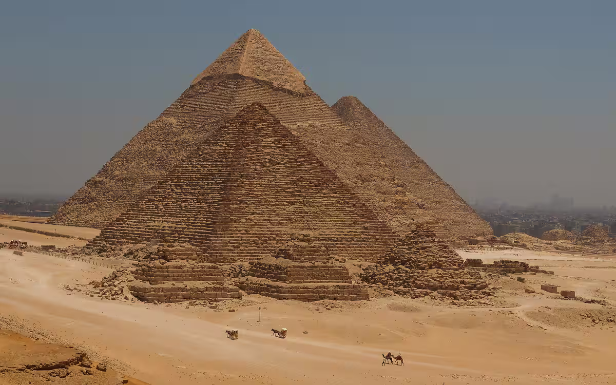 Pyramide de Mykérinos, les trois petites pyramides des reines et les deux autres grandes pyramides de Gizeh en arrière plan