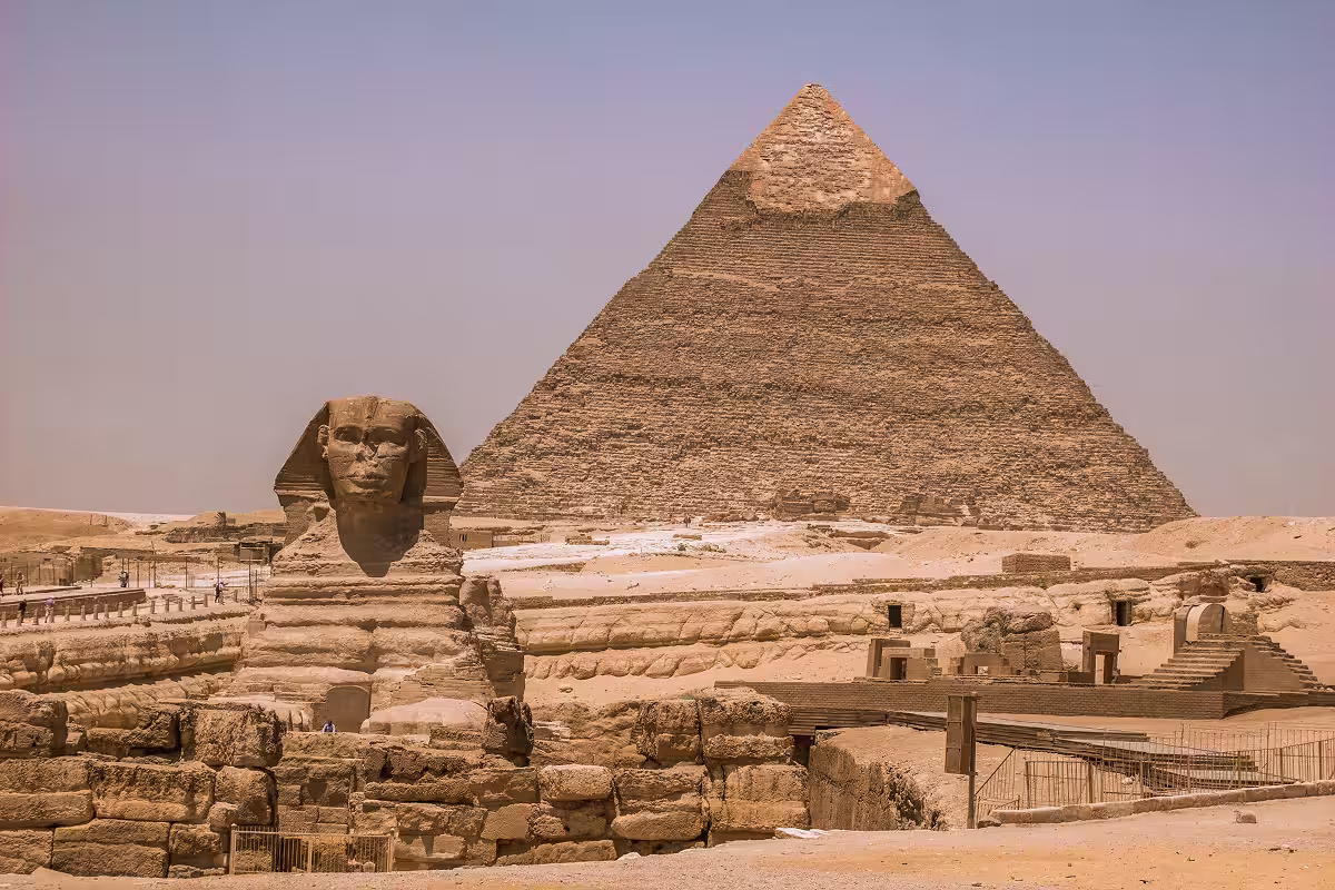  Le Grand Sphinx de Gizeh devant la pyramide de Khéphren