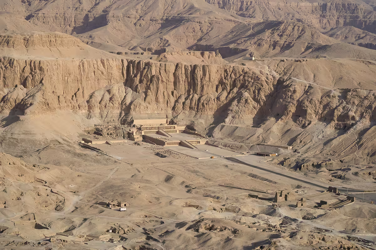 Vue aérienne du temple d'Hatchepsout à Deir el-Bahari, dans la nécropole thébaine