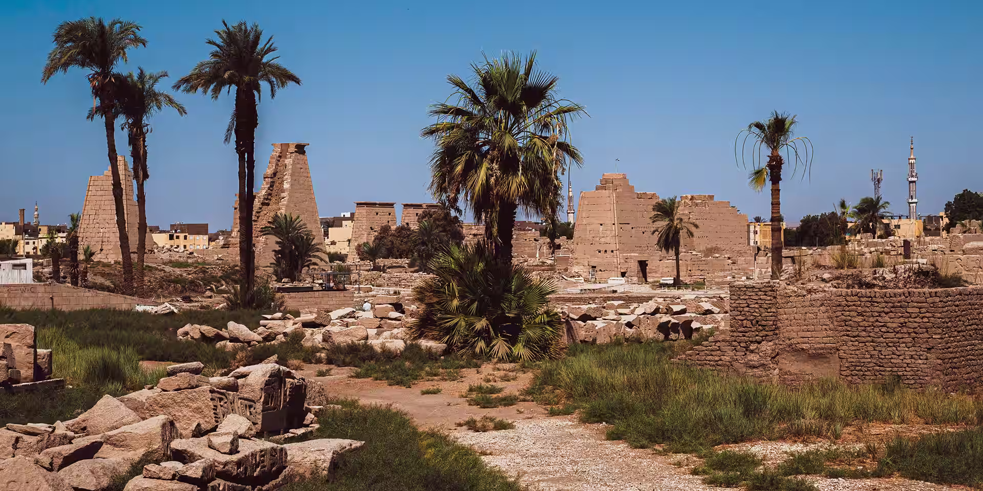 Une vue des ruines du temple de Karnak, sanctuaire du dieu Amon-Râ à Louxor en Egypte