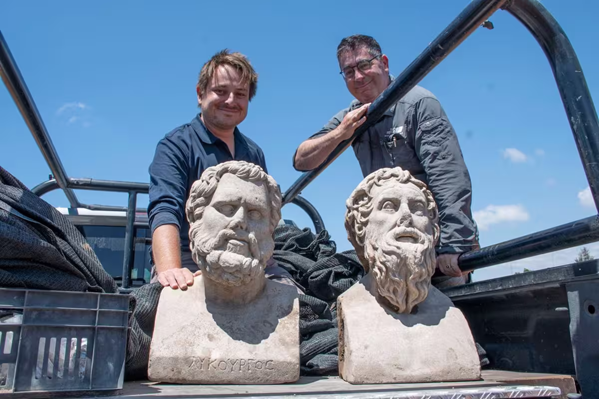 Les archéologues Eliran Oren et Michael Sorotskin avec les statues découvertes à Binyamina.