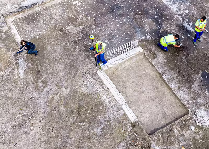 Vue aérienne des vestiges de la villa romaine de Castel Guido, découverte par des fouilles illégales