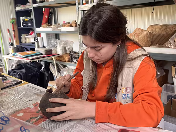 Une archéologue travaille sur une poterie sur le site tartessien de Casas del Turuñuelo