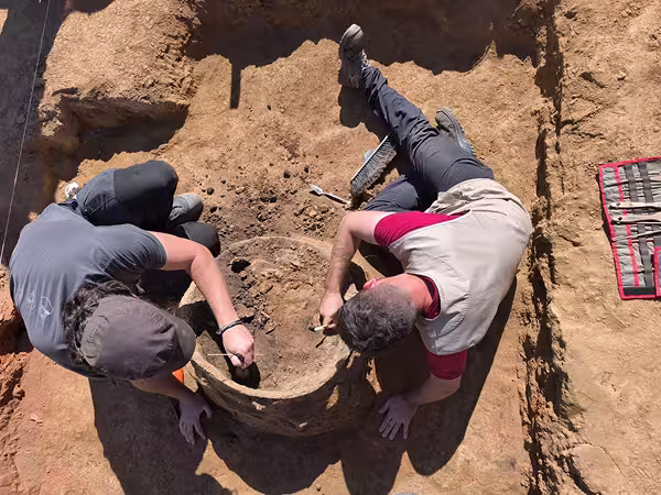 Chaudron de bronze découvert par les archéologues espagnols sur le site tartessien de Casas del Turuñuelo