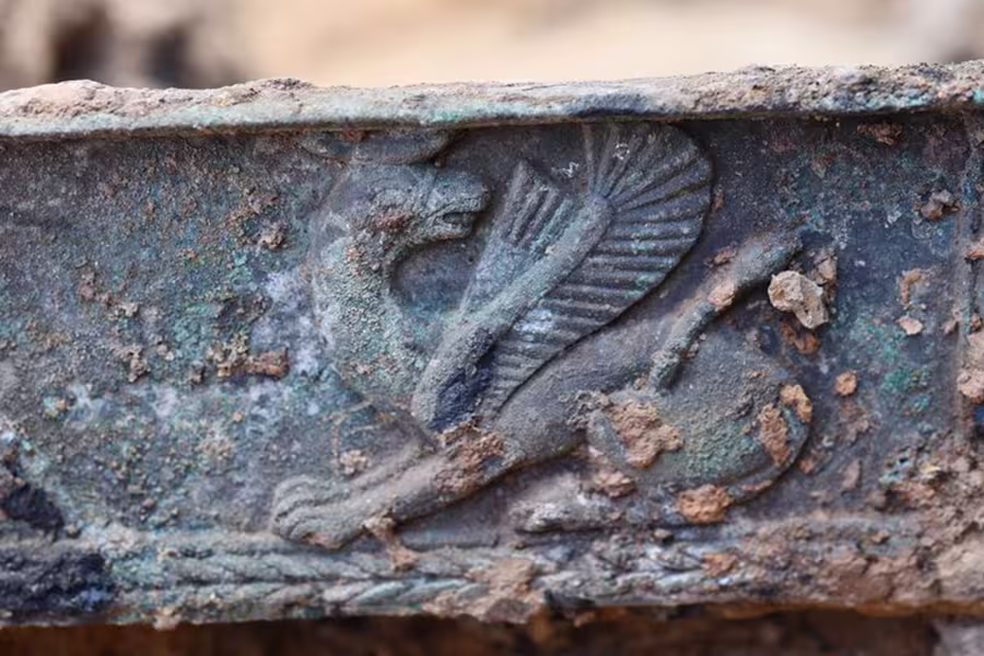 Décoration figurant un griffon sur le char étrusque découvert sur le site de la civilisation de Tartessos de Casas del Turuñuelo