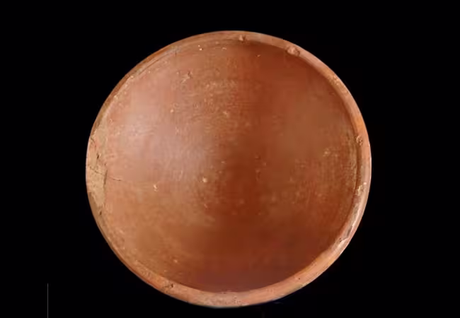 Bol en céramique retrouvé dans la nécropole de Quesna, en Egypte