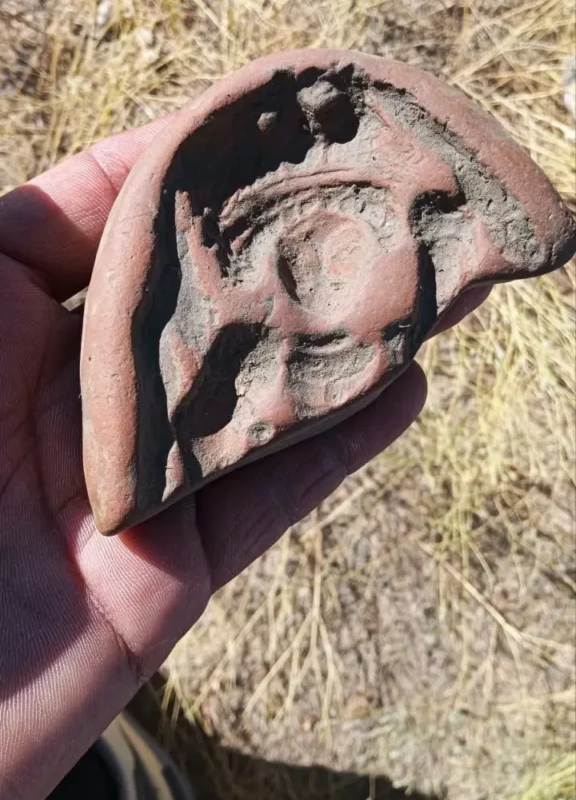 Fouilles archéologiques d'un palais royal du VIIIe siècle dans la région de Samarcande, Ouzbékistan, artefact