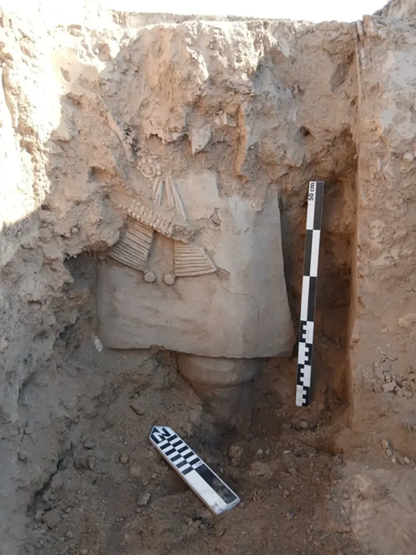 Fouilles archéologiques d'un palais royal du VIIIe siècle dans la région de Samarcande, Ouzbékistan, statue en cours de dégagement