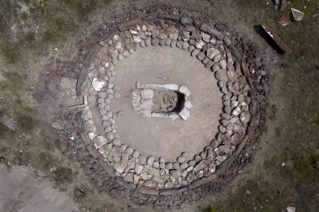 Vue aérienne de la tombe monumentale de l'âge du bronze découverte à Shamiram en Arménie