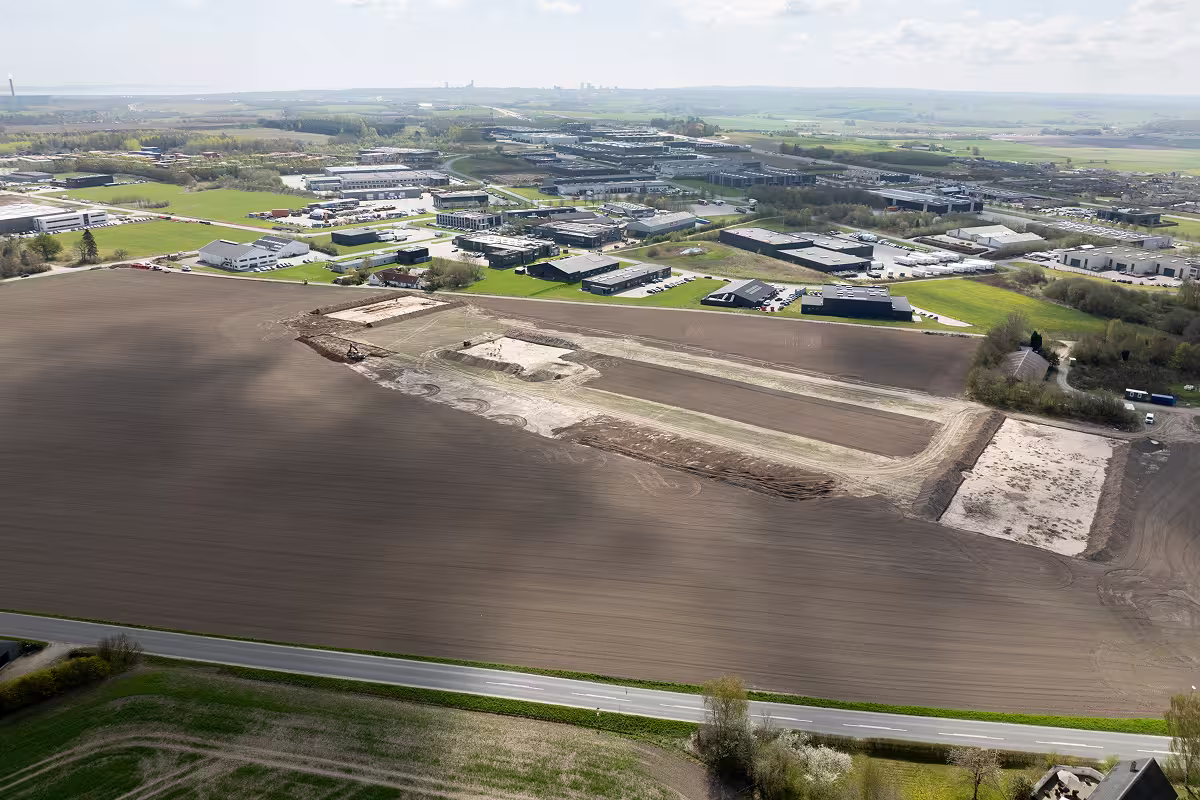 Vue aérienne des fouilles archéologiques d'un site de production textile de l'âge viking à Søften au Danemark
