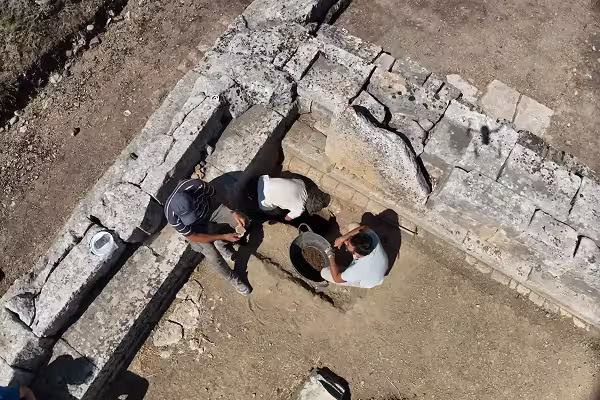 Les archéologues travailleurs sur le dépôt votif de 450 rongeurs dans le sanctuaire d'Apollon de Gortyne