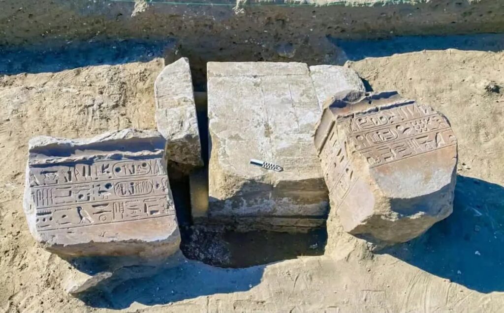 Inscriptiions identifiant la cité perdue de Mesn, sur le chemin d'Horus (la route militaire des pharaons) dans le Sinai