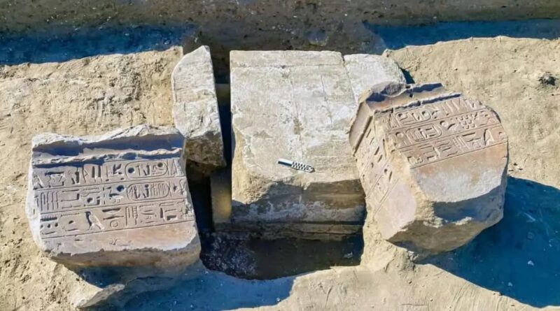 Inscriptiions identifiant la cité perdue de Mesn, sur le chemin d'Horus (la route militaire des pharaons) dans le Sinai