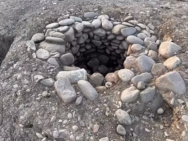 Vue du puits rituel étrusque retrouvé à Kainua