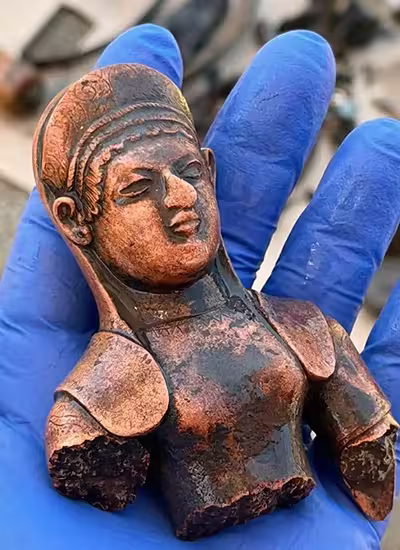 Statuette votive retrouvée dans le puits rituel étrusque consacré à la déesse Uni