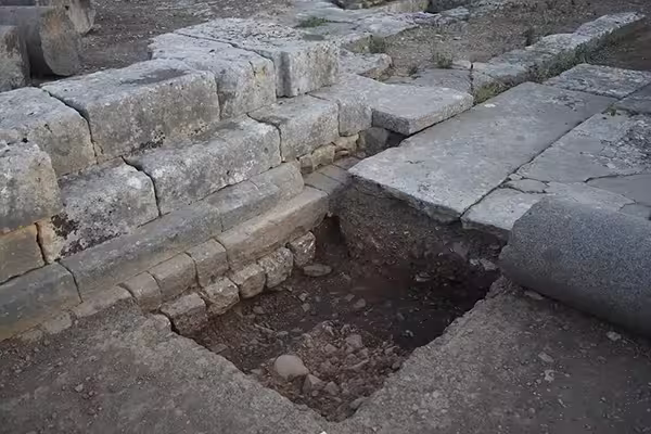 Vue du dépôt votif contenant 450 rongeurs dans le sanctuaire d'Apollon de Gortyne, Crète