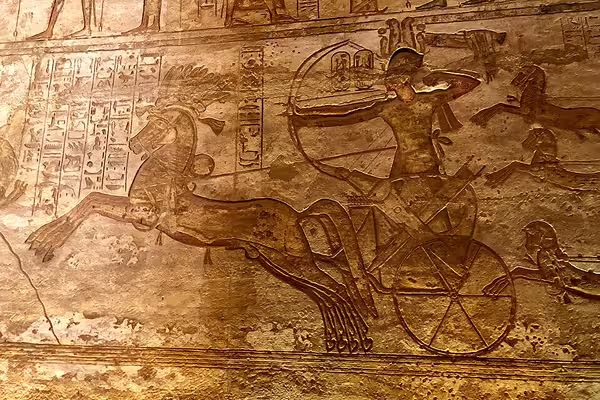 Bas-relief du temple d'Abou Simbel montrant Ramsès II combattant à la bataille de Kadesh
