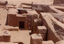 Tombe pyramidale de l'époque romaine explorée lors de fouilles archéologiques dans l'oasis de Dakhla en Egypte