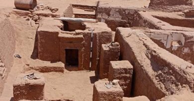 Tombe pyramidale de l'époque romaine explorée lors de fouilles archéologiques dans l'oasis de Dakhla en Egypte
