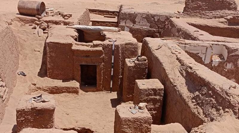 Tombe pyramidale de l'époque romaine explorée lors de fouilles archéologiques dans l'oasis de Dakhla en Egypte