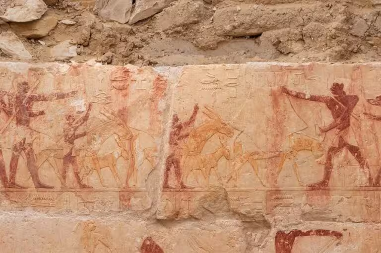 Bas-reliefs peints de la tombe d'un juge de l'Ancien Empire et de son père, vieux de 4400 ans