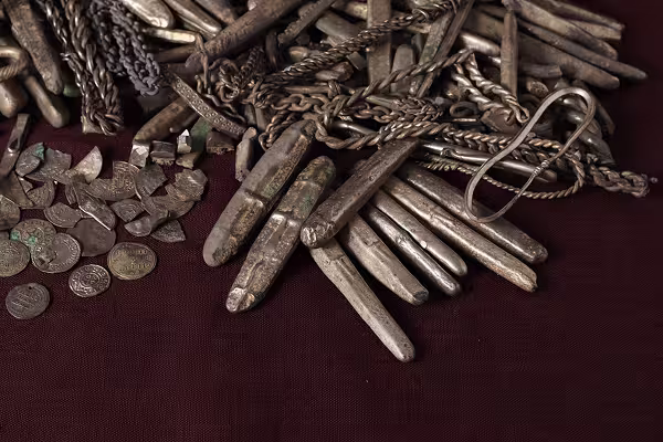 Détail montrant le trésor d'argent de l'ère viking découvert à Rebild