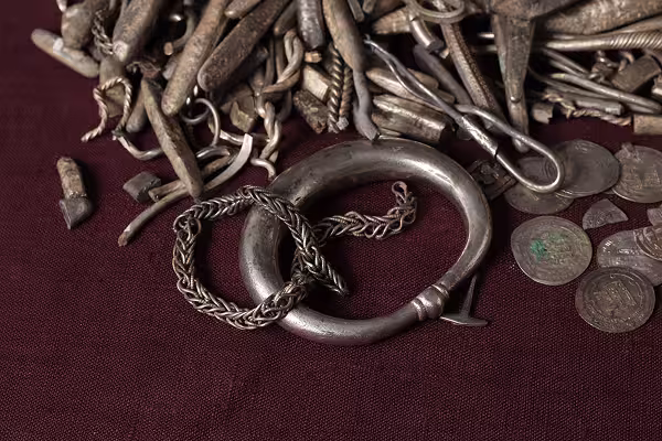 Détail montrant le trésor d'argent de l'ère viking découvert à Rebild