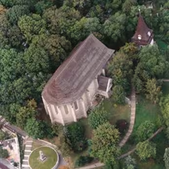Vue aérienne de l'église protestante d'Avas en Hongrie